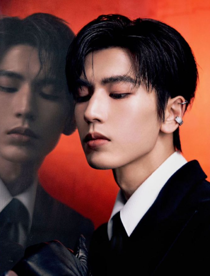 极致简约塑造顶级苏感！黑白西装衬出挺拔身姿，皮手套与薄底皮鞋暗藏华丽戏码。银耳夹