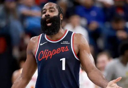 NBA常规赛，快船主场102-105不敌老鹰。
全场比赛，快船后卫詹姆斯-哈登首