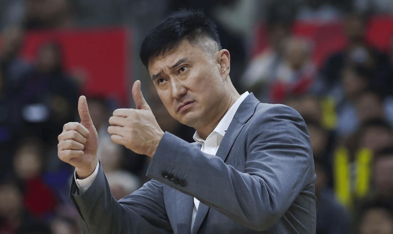 杜锋乐了！
在最近的采访中，崔永熙盛赞杜锋与广东男篮的战术，认为杜锋的战术与NB