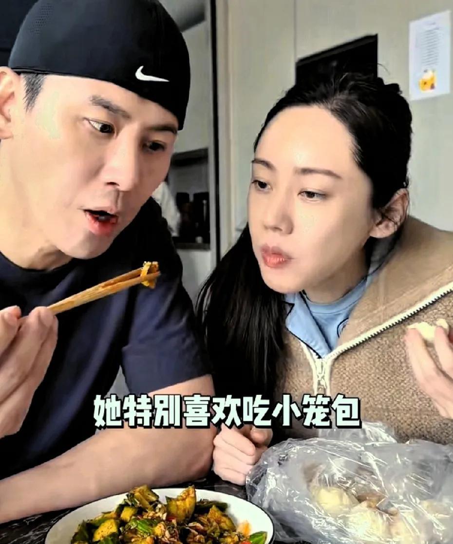 秋瓷炫公公给她买小笼包，她超级开心，给了公公一个大大的拥抱！她现在真的是地道的中