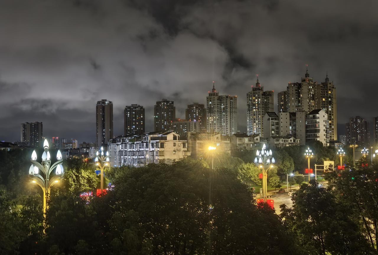 雨过之后的德阳夜[赞][赞]真漂亮