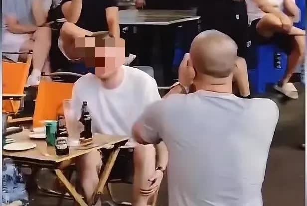 吉林长春一男子喝醉酒了与路人吵架，路人劝男子不要吵架了，怕外国人看了笑话。结果激