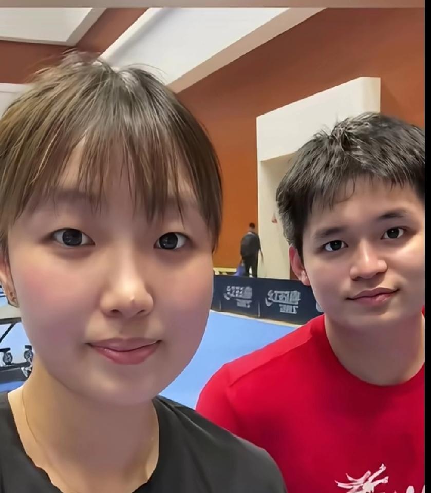 乒乓赛场亮点！林诗栋同框这位漂亮乒乓选手，你认识吗？
林诗栋有着灵动的大眼睛，穿