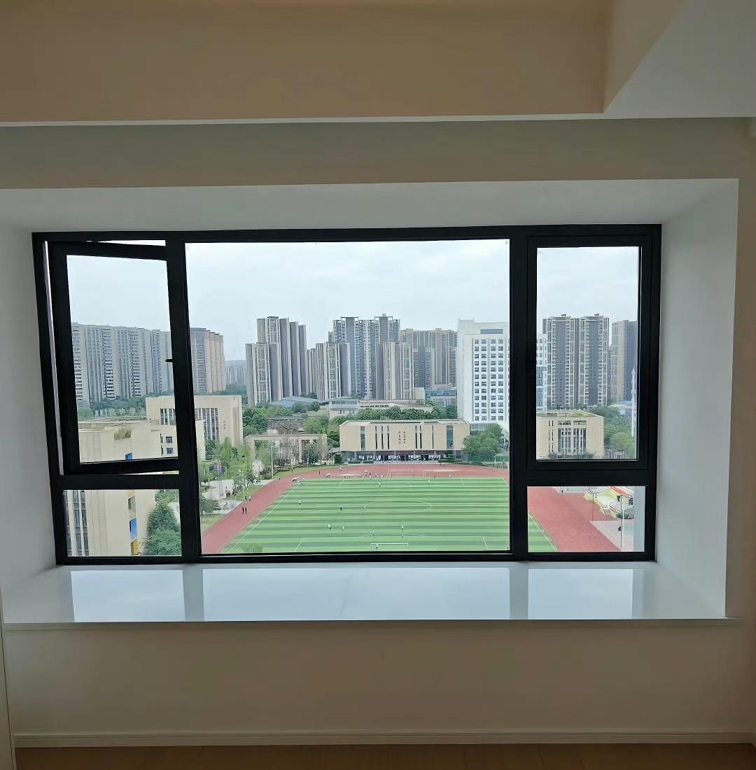 于锡福风水：房子后靠是操场为凶，但明堂是操场为吉。虽然有点吵，但听升国旗这种仪式