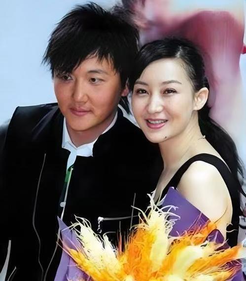 1999年，成名后的孙楠抛弃了同居10年的女友辛欣，转身娶了神交已久的买红妹。9