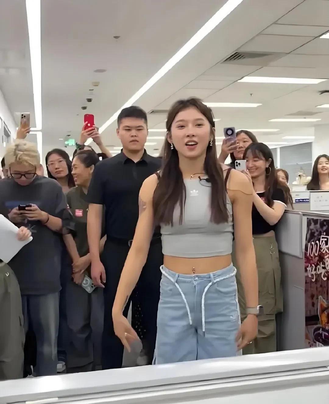 吴艳妮这壮实敦厚的H型身板，一般男人可能根本无法驾驭！
28岁的吴艳妮也老大不小
