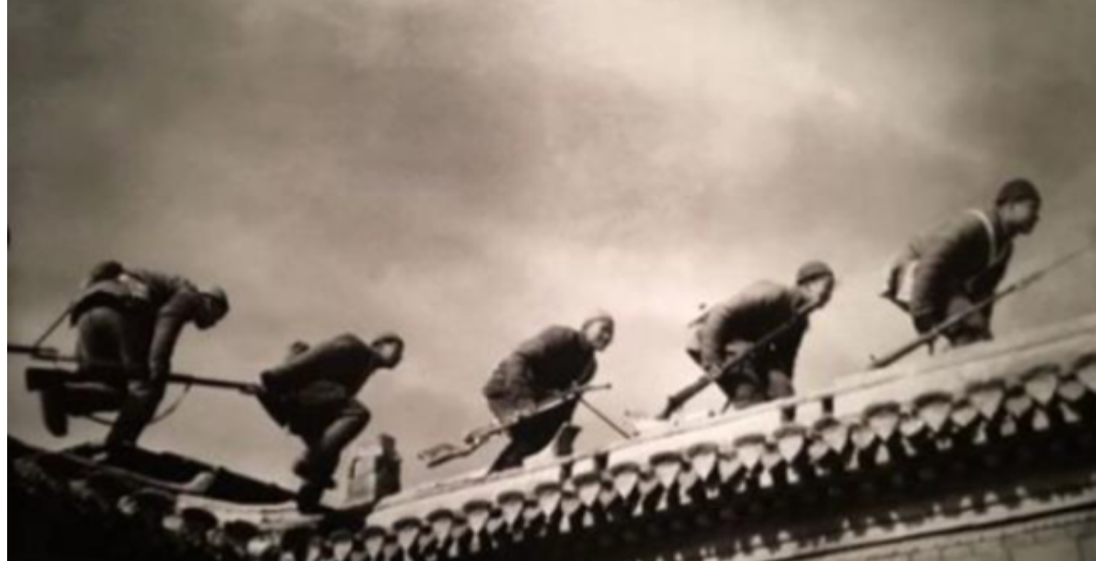 1943年，新四军侦察员张士根和徐征发，接到了一项艰巨的任务，必须在十天之内，除