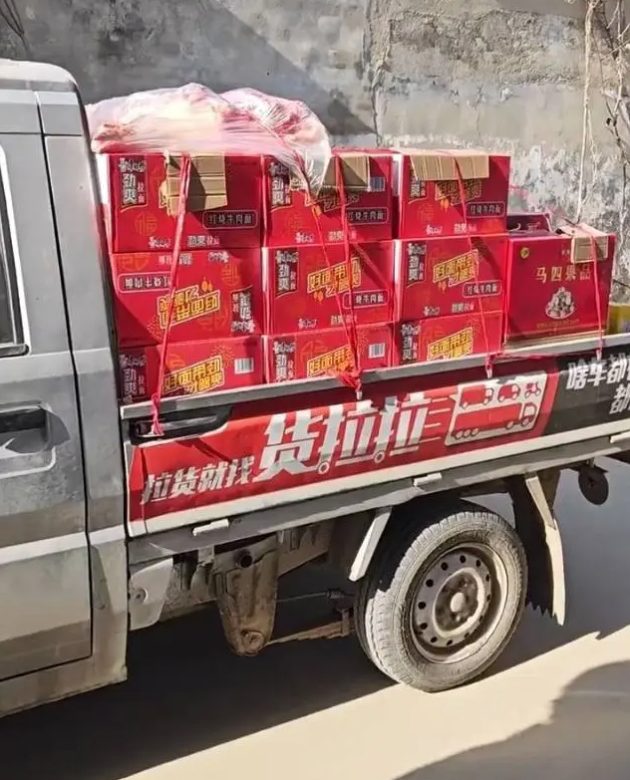 大妈再也不用带袋子打包了，直接抱着桶装回家

