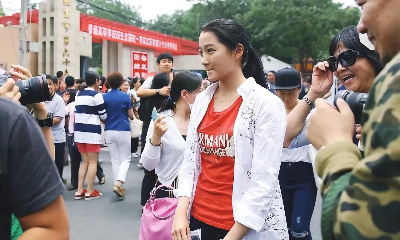 2016年6月，关晓彤走出高考考场的一幕，她真是娱乐圈的一股清流。镜头下的她身穿