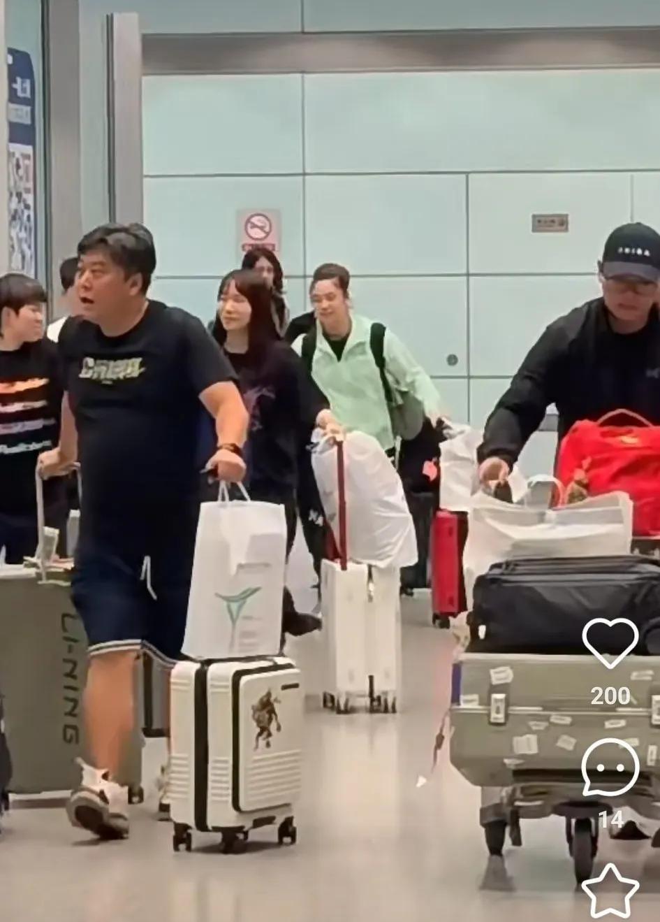 国乒已抵达北京，没看到莎莎。
王楚钦是自己出来的，王晨策来接机。其他人看见都是一