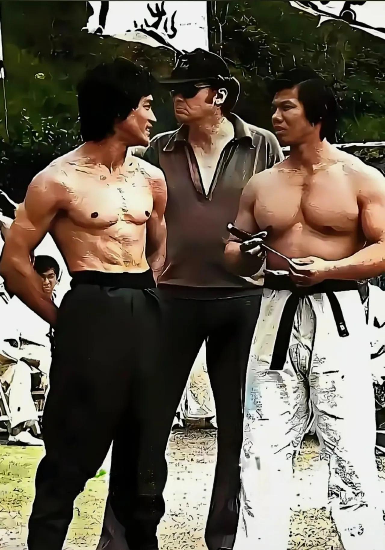 1973 年，在电影《龙争虎斗》的拍摄现场，一代功夫巨星李小龙与当年的香港健美冠