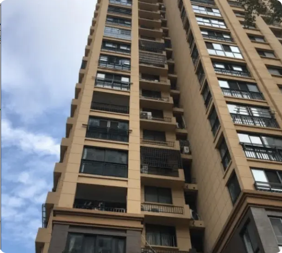 河南濮阳，13岁男孩因不愿意上学，与父母发生矛盾，深夜3点多独自爬上26楼天台跳