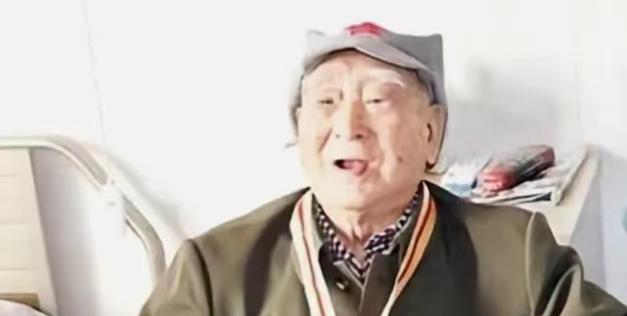 1943年一次战役中，政委秦光受重伤，为不被日军发现，他躺在地上装死。但一汉奸俯