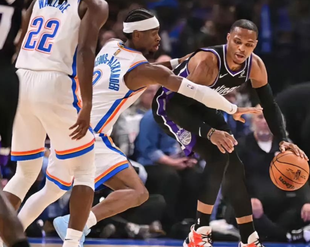 连不擅长投射的哈尔滕施泰因都轰下33+19的统治级数据，国王的内线堪称形同虚设；