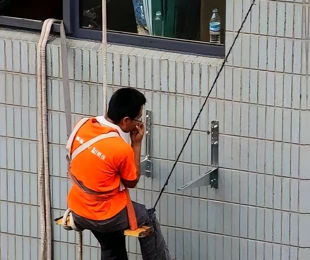 河北一位男子给父母房间装空调，发现外机铜管没包起来，询问师傅，师傅说不包没事就走