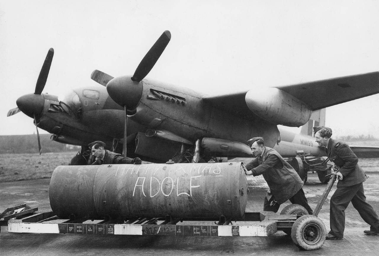 1944年12月英国皇家空军地勤人员将一枚重达4000磅的“饼干”炸弹装载到轰炸