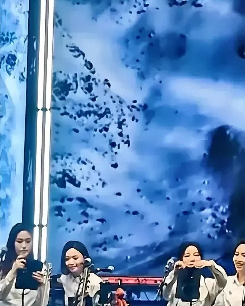 刀郎杭州演唱会落幕之后，乐队向观众表达谢意，观众也开始陆续离场。就在这个时候，有