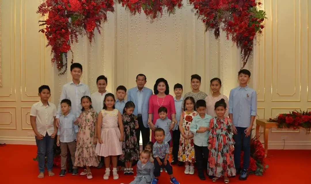 洪森卸任后，在家带娃享清福











**文章：**






