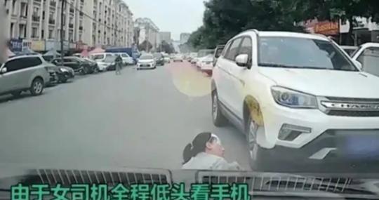 “大快人心！”沈阳女子等红灯时无聊玩手机，没有看到大妈躺在她车跟前碰瓷。绿灯后女
