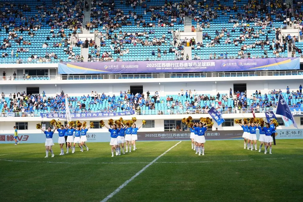“苏超”火出圈，目前盐城队位列积分榜次席。盐城神州路小学体育教师王友聪作为盐城市