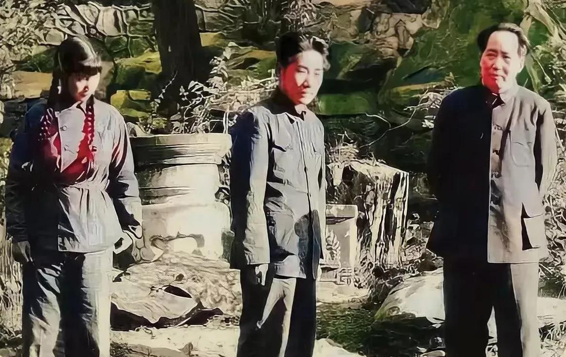 1950年，北京香山，毛岸英携刘思齐与毛主席在一起，亲切交谈，嘘寒问暖，笑容满面