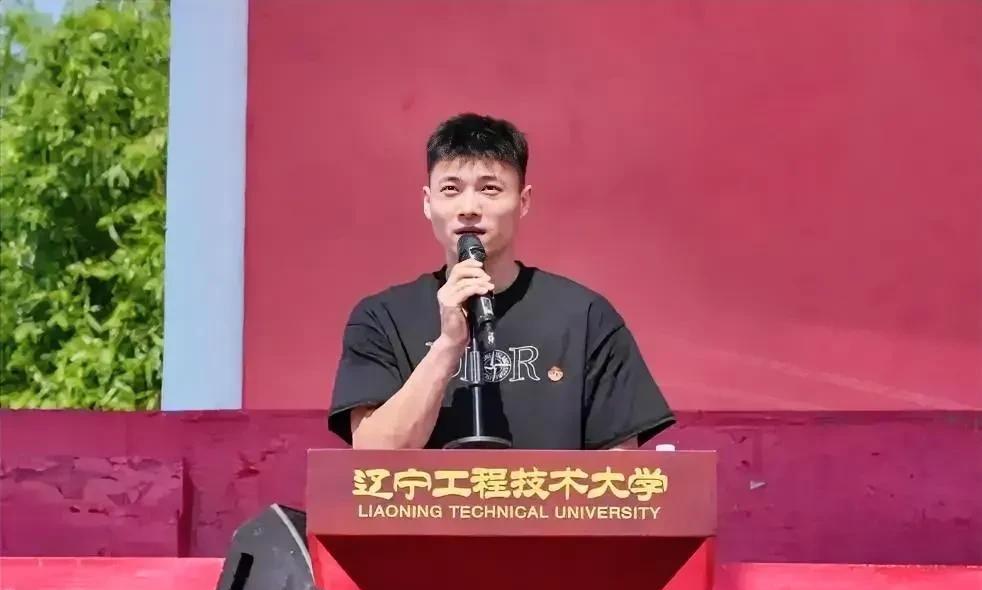 近日，鄢手骐出席了辽宁工程技术大学的毕业典礼 ，手帝发言之后还与球迷进行了合影！