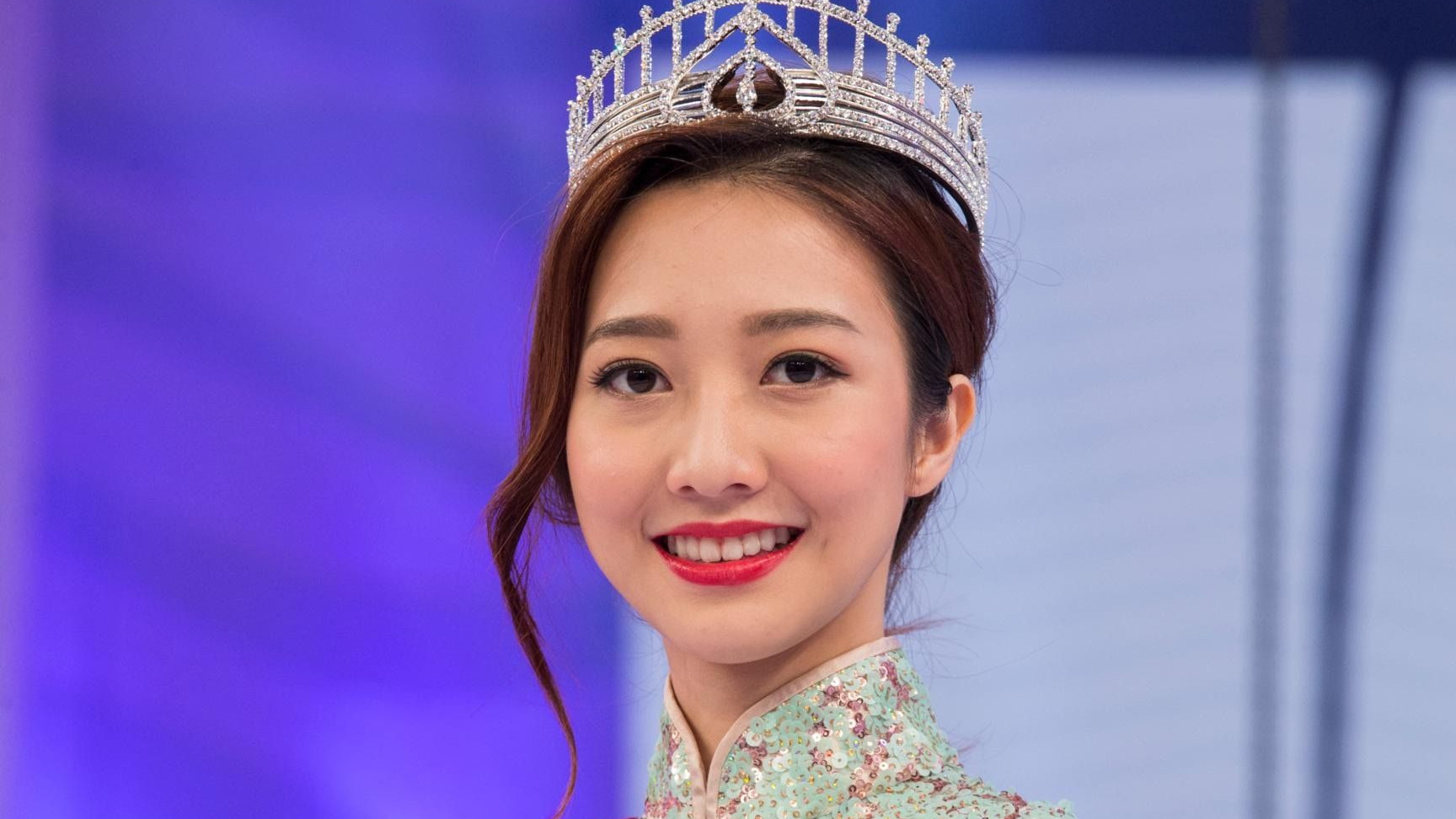 香港女星何依婷回应“拜金”标签，自曝名字背后的温情故事