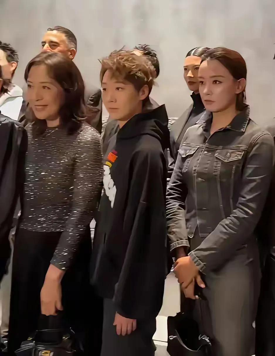 国乒健儿还真忙啊！
刚刚结束多哈世乒赛的比赛，连夜回国的队员们，本以为她们会好好