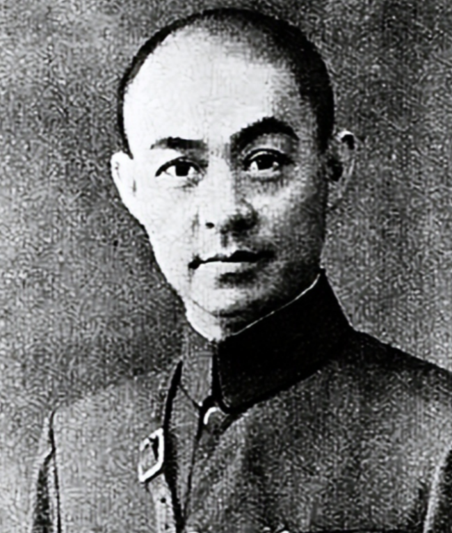 1933年，一士兵打仗扛个大箱子，一路上不撒手，张自忠好奇问到：“你扛得什么？”