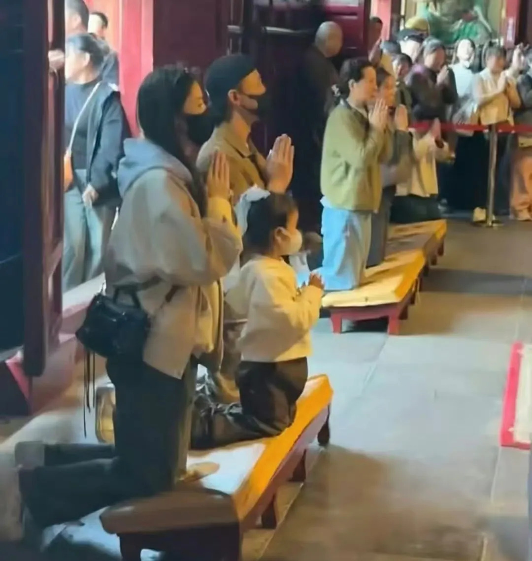 林峯夫妇普陀山拜佛被偶遇











我的天哪！林峯和张馨月居然去普陀