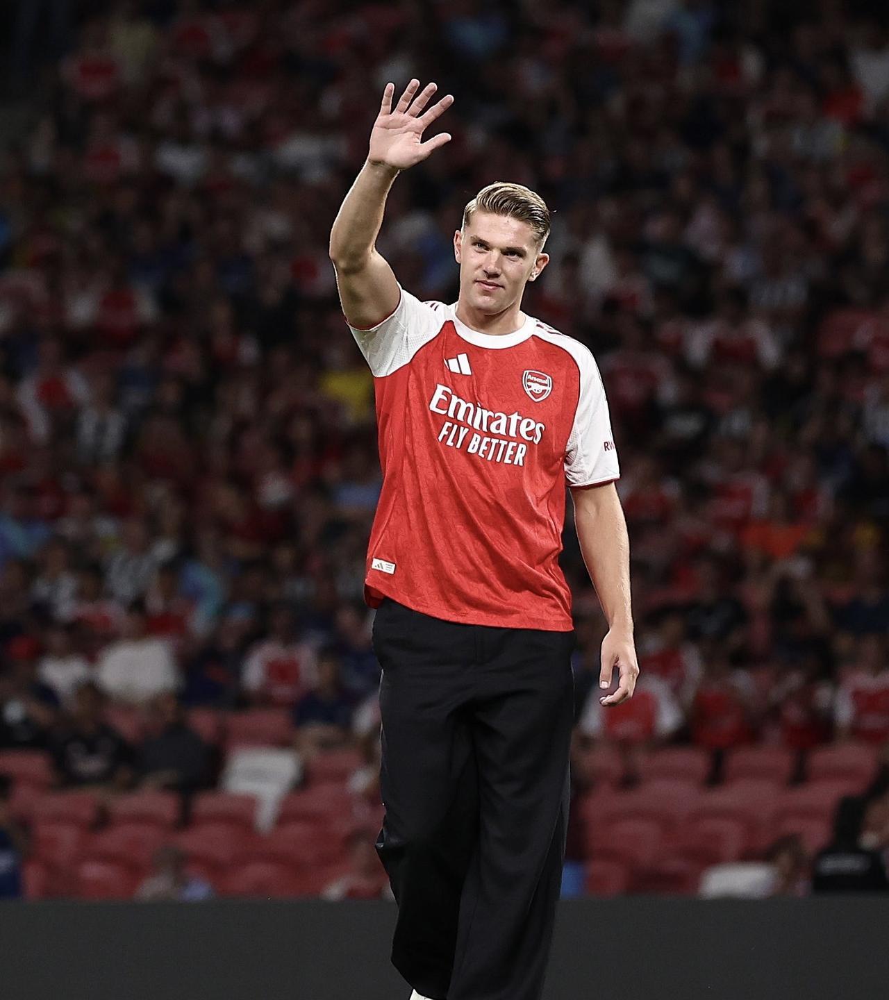 阿森纳的新前锋“维克托·吉奥凯雷斯”在新加坡对阵纽卡斯尔的友谊赛前出现在观众面前