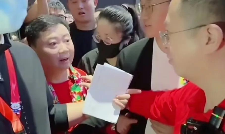 卤鹅哥做错了一件事，
人要懂得见好就收，投喂甲亢哥还能说是为了宣传家乡。被保安围