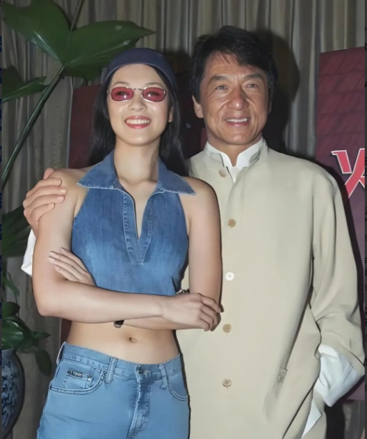 2001年，章子怡与成龙拍《尖峰时刻》时，不仅主动喂成龙吃葡萄，还在成龙生日当天