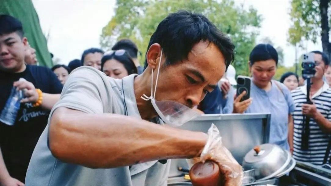 “鸡排哥”爆火，是“被重视感”打败了“科技与狠活”