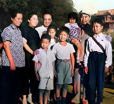 一九五一年，颐和园，周总理、邓颖超与郭沫若一家7口在一起。周总理与郭沫若早在二十