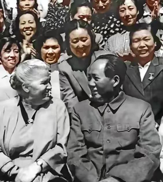 毛主席的伟大表现在方方面面，解放了全中受苦受难的人民，推倒了压在中国人民心上的三