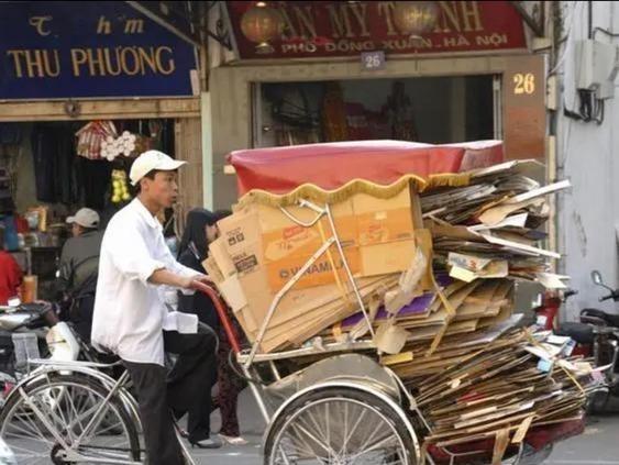 中国纸壳子能卖钱，为什么到了美国纸壳子就卖不了钱了呢？
我国废纸箱能卖钱、美国却