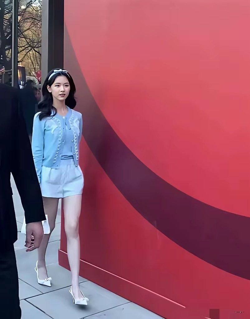 陈都灵最近出席活动，简单的白T配牛仔裤，身材比例让人眼前一亮。这姑娘平时低调，没