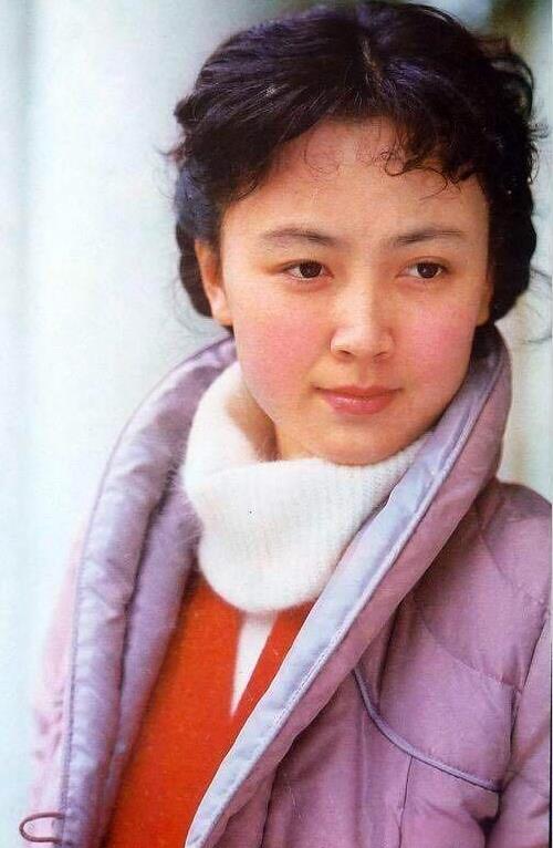 八十年代的第一美女，皮肤白到发光，面若桃花，看起来比陈红还要美。那个年代的演员，