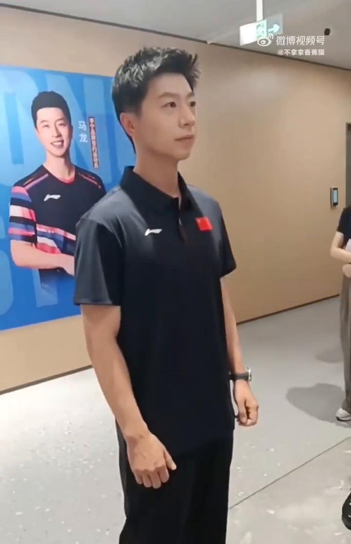 马龙来临平，比过年还炸！
场馆瞬间变大型尖叫鸡。
龙队一到，屋顶差点掀翻。
人山