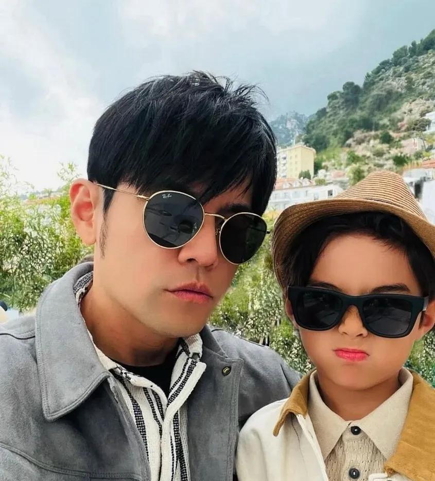 周杰伦儿子越长越帅了，只要眼睛不像周杰伦，就妥妥的一枚大帅哥啊，眉毛鼻子嘴巴都像