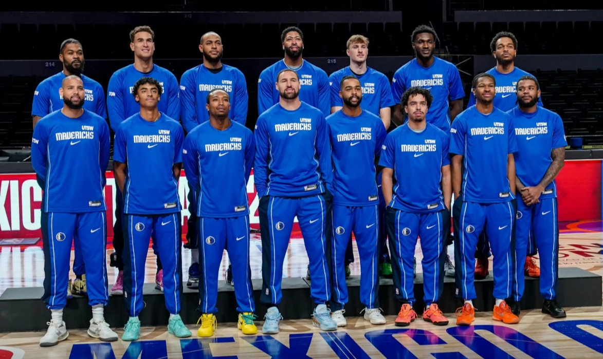 预测是铂金+cj+里萨谢换浓眉+添头，最多能捞一个首轮
老鹰交易走特雷杨保障续约