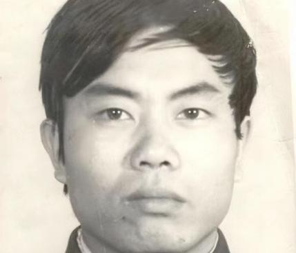 1985年的一天，缉毒警察陈建军与妻子激烈吵架后，一去不复返，妻子伤心又不解：丈