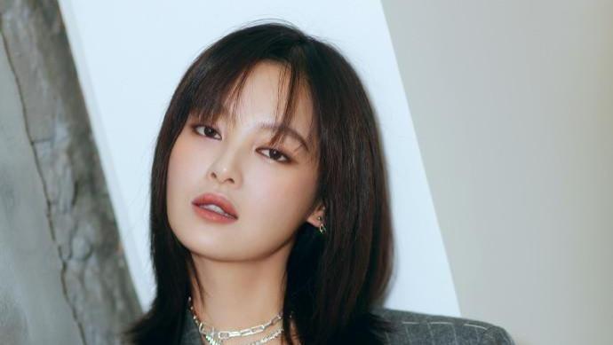 辛芷蕾杂志全面爆发，时尚圈新宠崛起