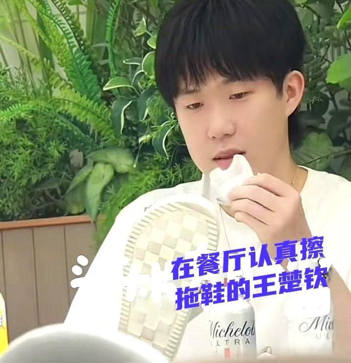 把运动员逼到机场当众发飙。
这种让人窒息的爱，正在毁掉他。
十几个小时的跨国飞行