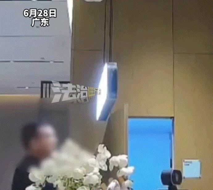 闹大了。6月28日凌晨，广州一酒店，一住店客人因下雨在外，便托一名男子去酒店前台