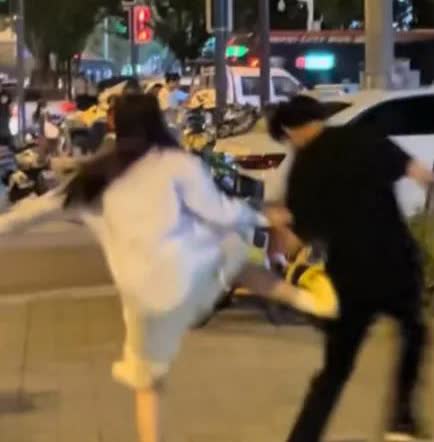 这就是手欠的下场。

一对年轻男女朋友在路边发生口角，女子越说越激动，伸手就