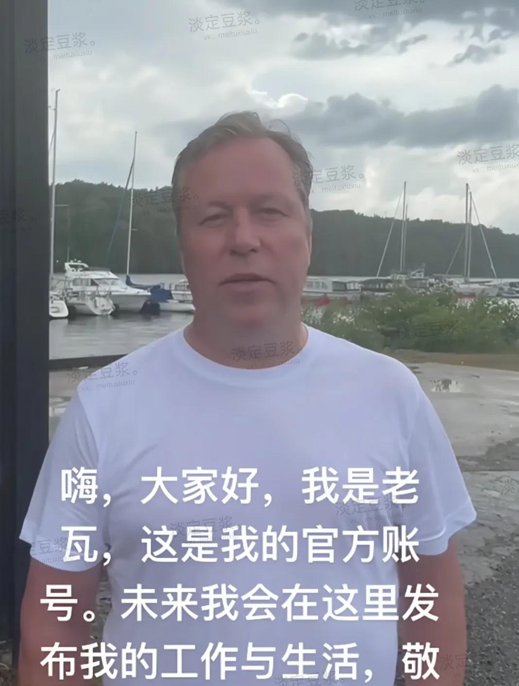 59岁老瓦还蹲球台边！
肚皮顶桌沿，反手却稳准狠，网友瞬间泪崩。
当年他用五块胶