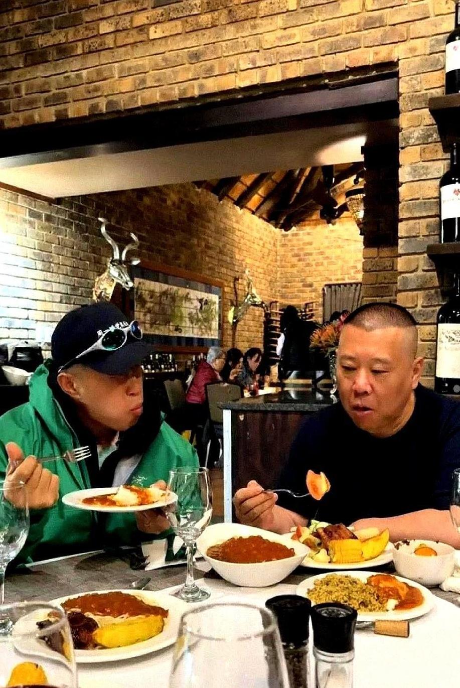 郭德纲携德云社非洲之行，当地最好的餐馆就餐，吃的却是清一色的半成品！
老郭刚坐下