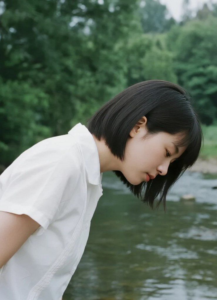 美女的亲和力，让人忍不住靠近。